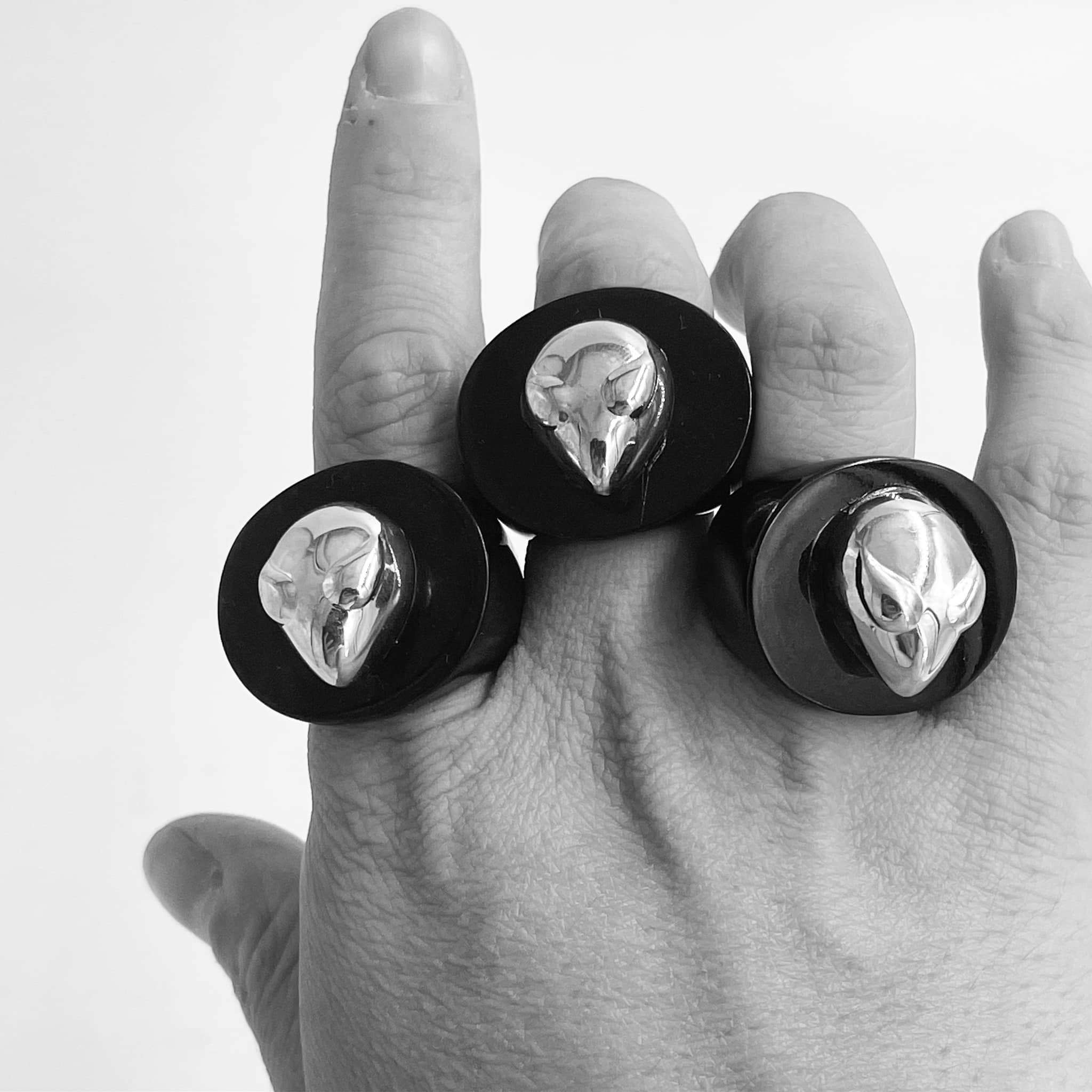 Anillo Cabeza de Alien en Jade negro - Paula Guzmán